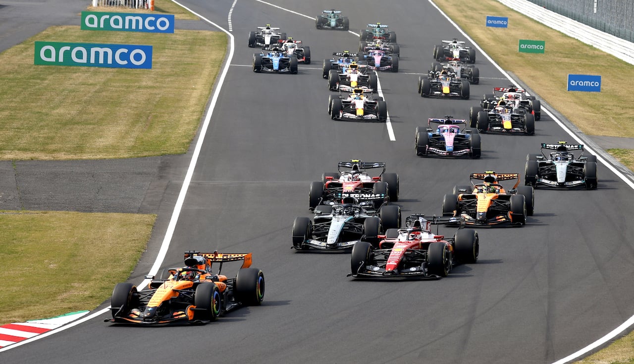 SUZUKA (Japan), 29/03/2026.- McLaren driver Oscar Piastri (L) of Australia seizes the lead after the start of the Formula 1 Japanese Grand Prix at the Suzuka International Racing Course racetrack in Suzuka, Japan, 29 March 2026. (Fórmula Uno, Japón) EFE/EPA/FRANCK ROBICHON