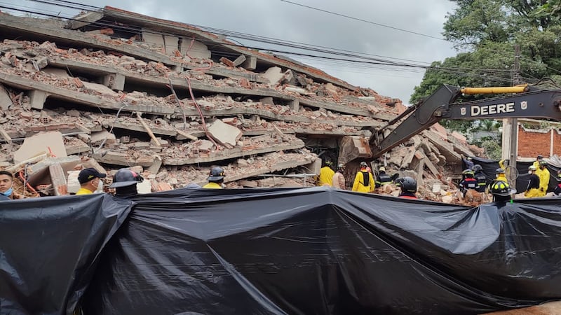 Dos personas que se hallaban en el interior del edificio de ocho pisos en construcción que colapsó fallecieron en el acto. (foto de archivo).