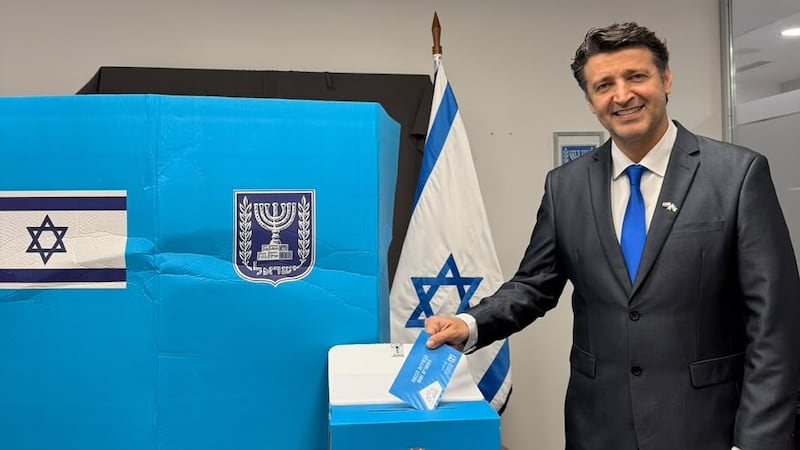 Amit Mekel , embajador de Israel en Paraguay, ejerce su derecho a voto, en la sede de la representación diplomática acreditada en Asunción. (Gentileza)