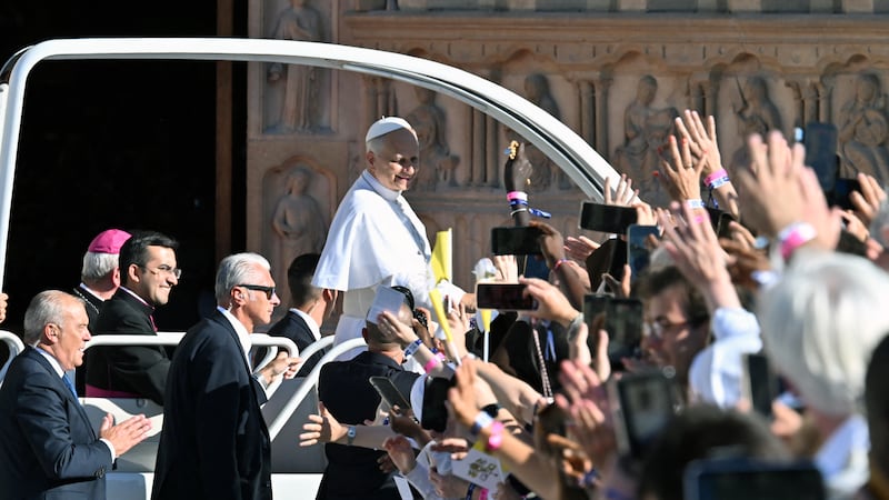 Una multitud recibió al papa León XIV en París, en el inicio de su visita a Francia.