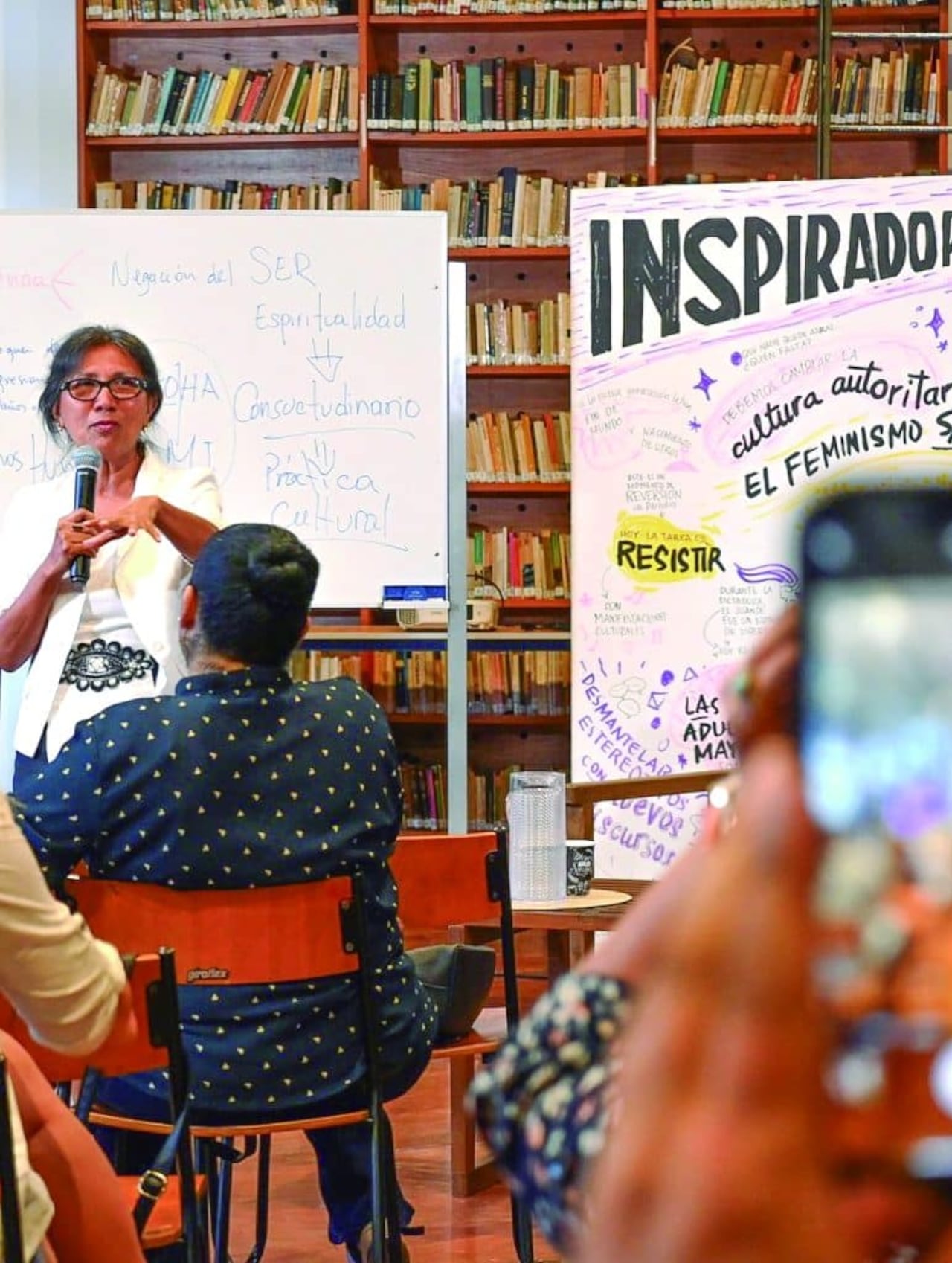 Fomentando conciencia sobre la violencia y la resistencia.