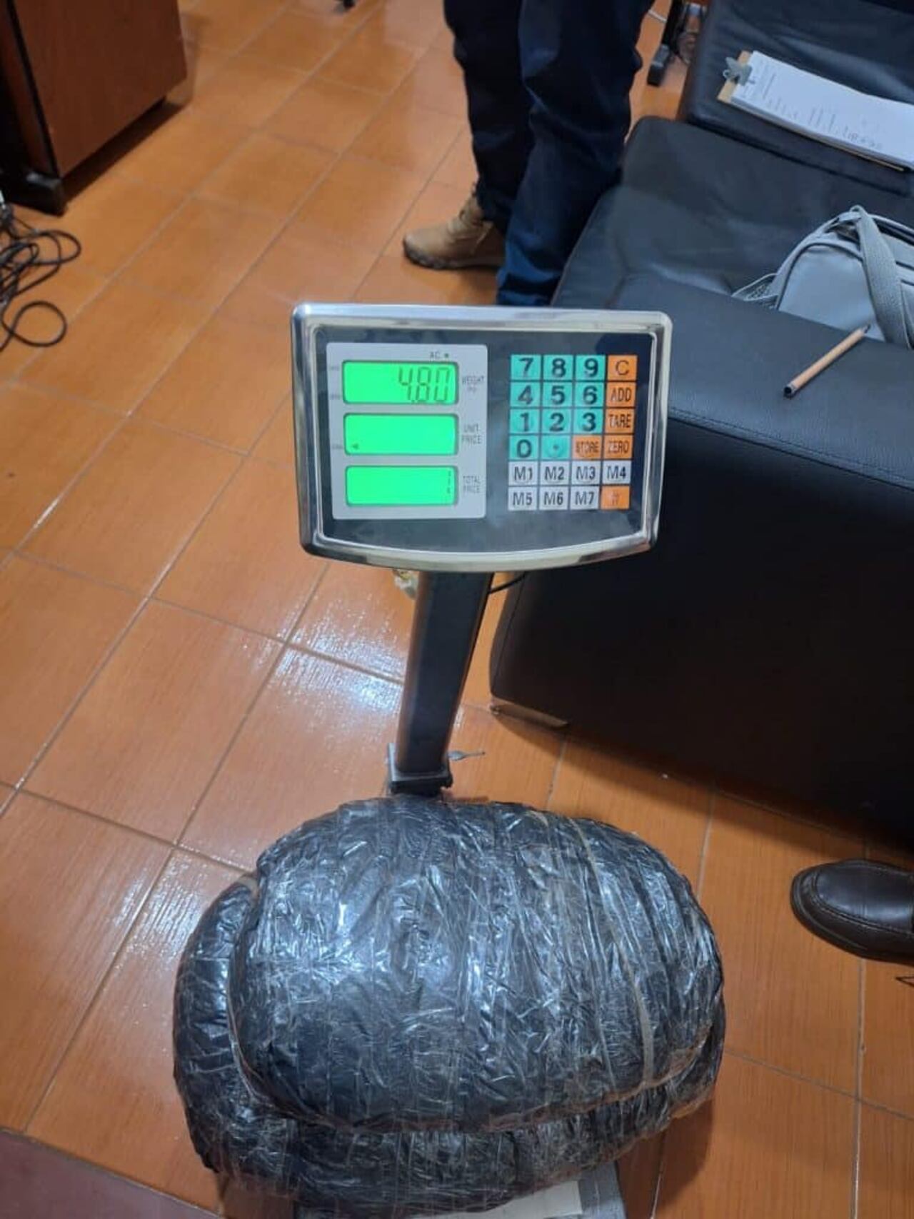 En un bolso llevaba casi cinco kilos de marihuana prensada.