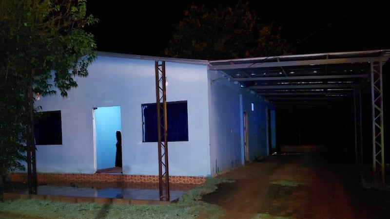 Tres sujetos armados con pistolas, con pasamontañas, irrumpieron en una vivienda, maniataron a sus propietarios y se llevaron dinero, celulares y dos vehículos. Ocurrió la madrugada de hoy, en el distrito de Carlos Antonio López.