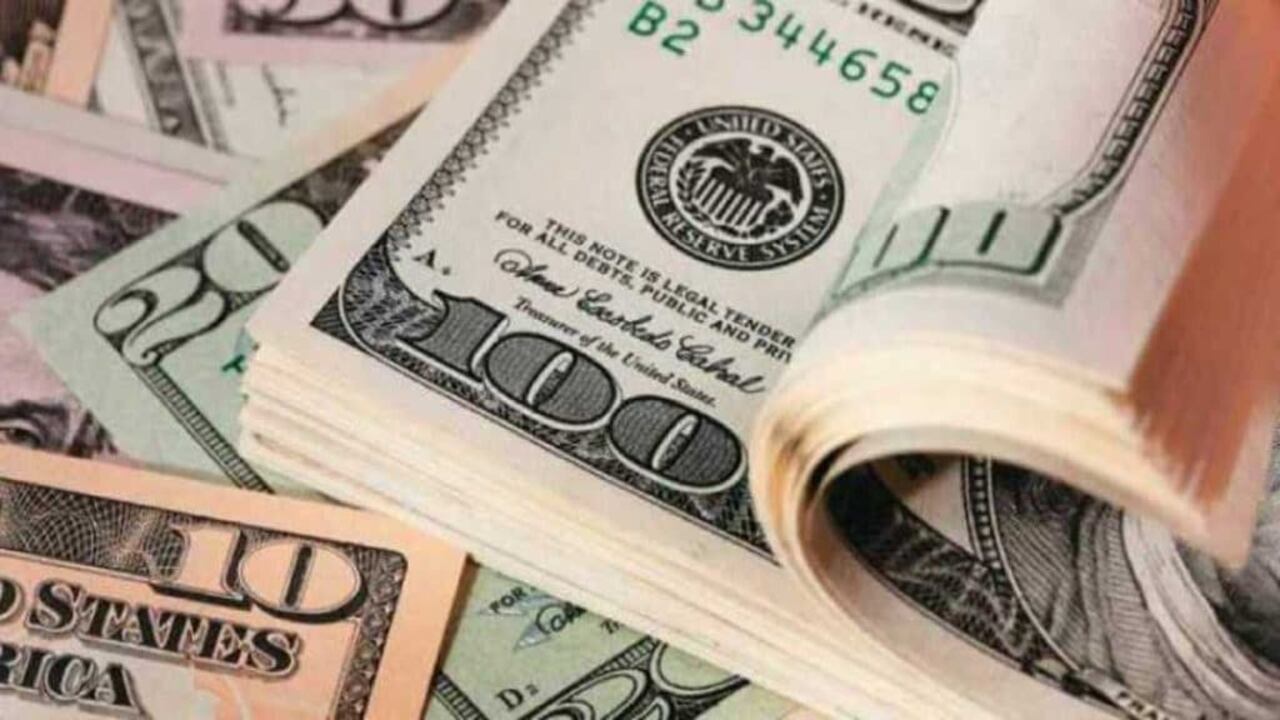 El Gobierno analizará la depreciación del dólar y la caída internacional de los precios del combustible en la semana.