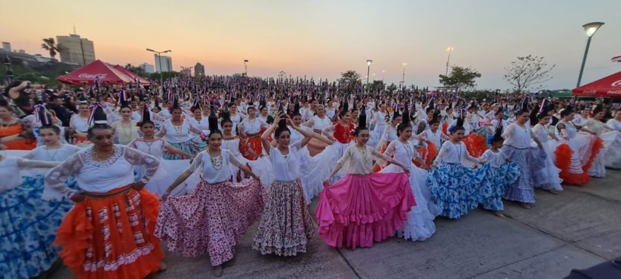Paraguay logró el récord en 2023 con más de 500 botelleras danzando en la Costanera de Asunción.