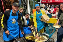 Bomberos voluntarios realizaron venta de comidas típicas con ambiente festivo
