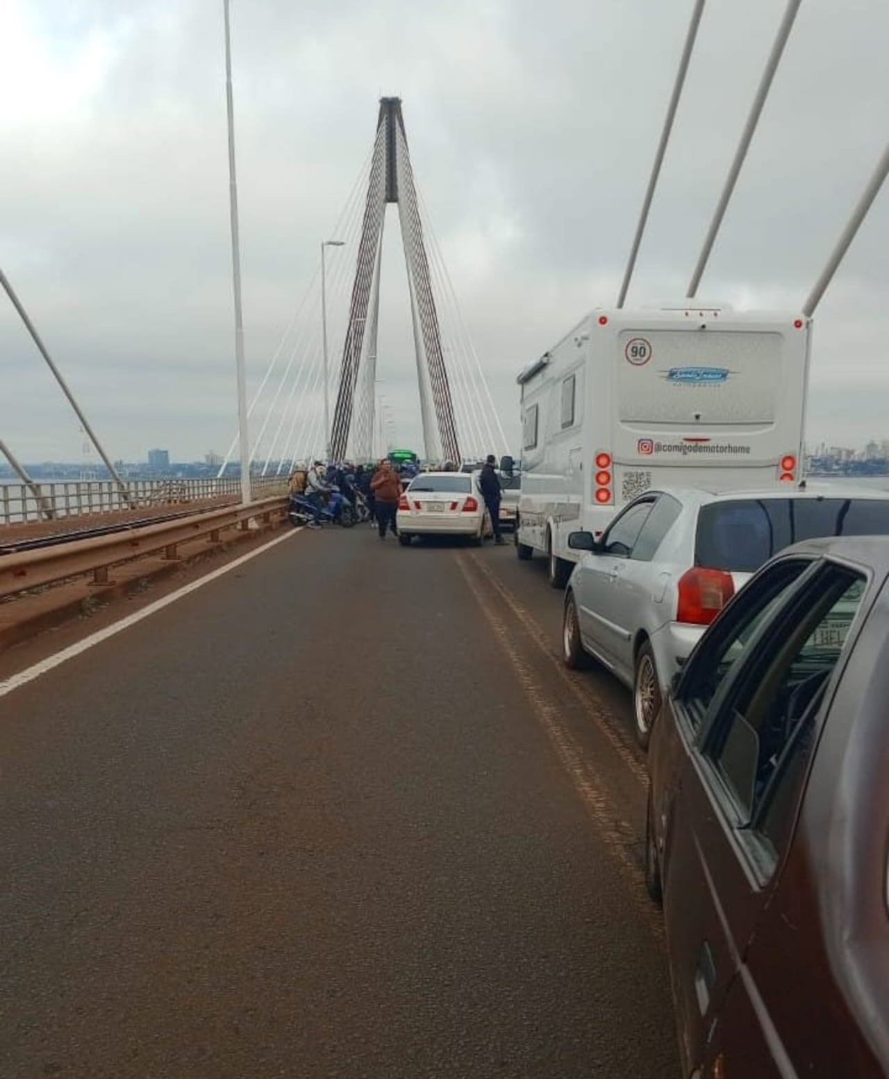 El paso en el viaducto internacional está bloqueado.