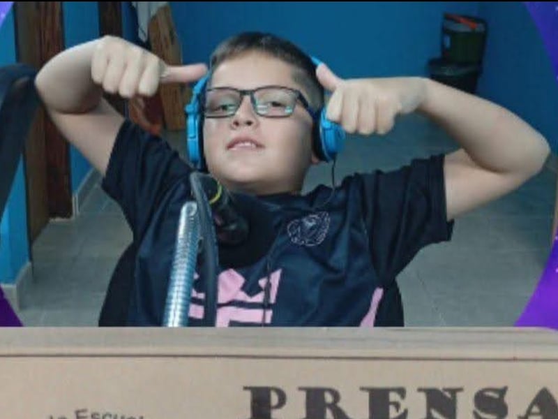 Tiene 10 años, dirige su radio y sueña entrevistar a Alfaro