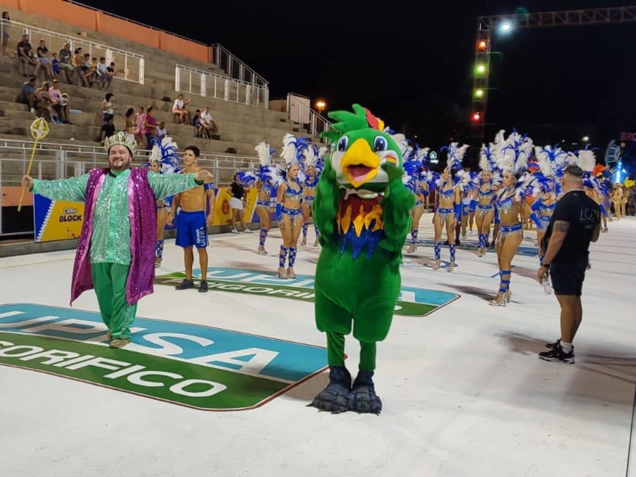 “Rey Momo”, Billy Gervasio acompañado de la mascota Carnaval de Encarnación, Kuki