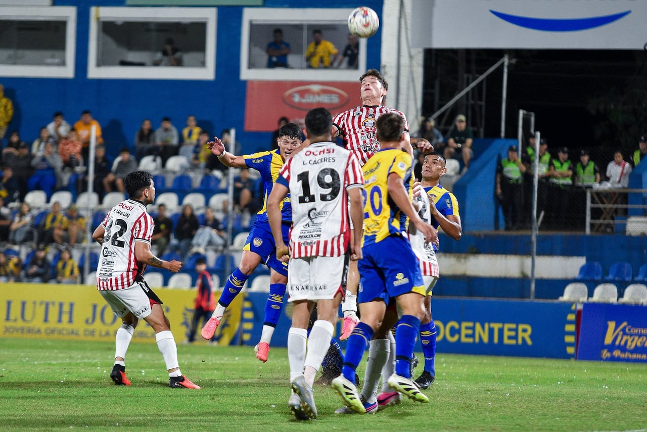 Dura lucha dentro del campo de juego del Luis Salinas entre el Auriazul y el Rayadito.