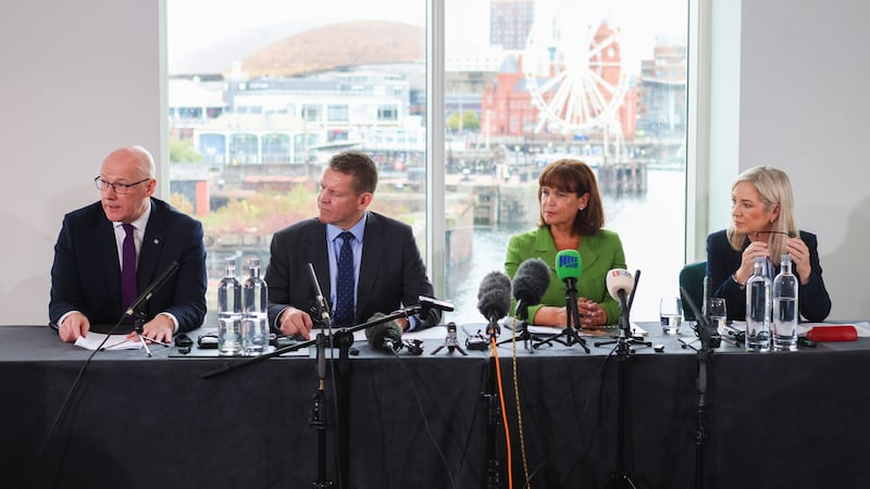 El líder del Partido Nacional Escocés y ministro principal de Escocia, John Swinney; el líder de Plaid Cymru y ministro principal de Gales, Rhun ap Iorwerth; la presidenta del Sinn Féin, Mary Lou McDonald, y la vicepresidenta del Sinn Féin y ministra principal de Irlanda del Norte, Michelle O’Neill, en rueda de prensa tras una reunión de líderes nacionalistas en Cardiff, Gales, Reino Unido.
