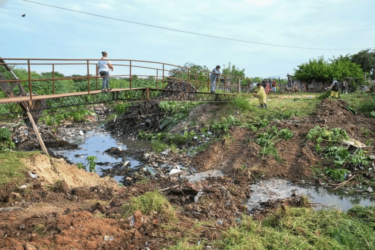 La acumulación de basura favorece la proliferación de mosquitos, por lo que la intervencióntambién apunta a reducir potenciales criaderos del Aedes aegypti.