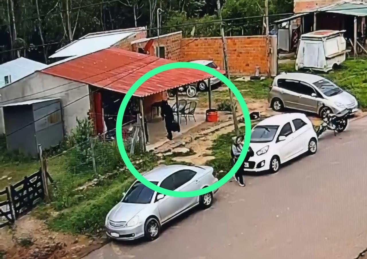 En las imágenes del circuito cerrado se vio a los guardias llegando con un bolsón.