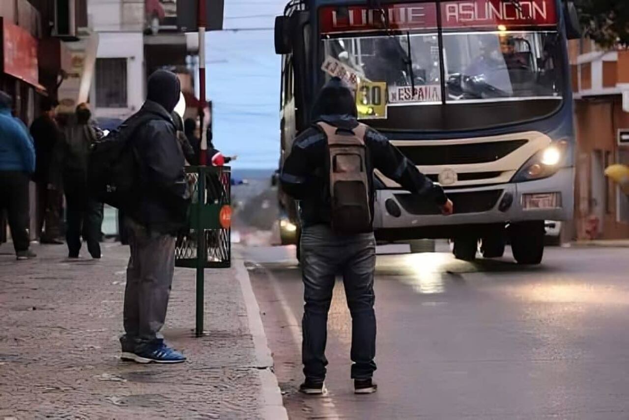 Pasajeros soportan largas esperas por los colectivos. Los transportistas alegan que no cobran los subsidios, y así, no disponen de recursos para cumplir con sus obligaciones.