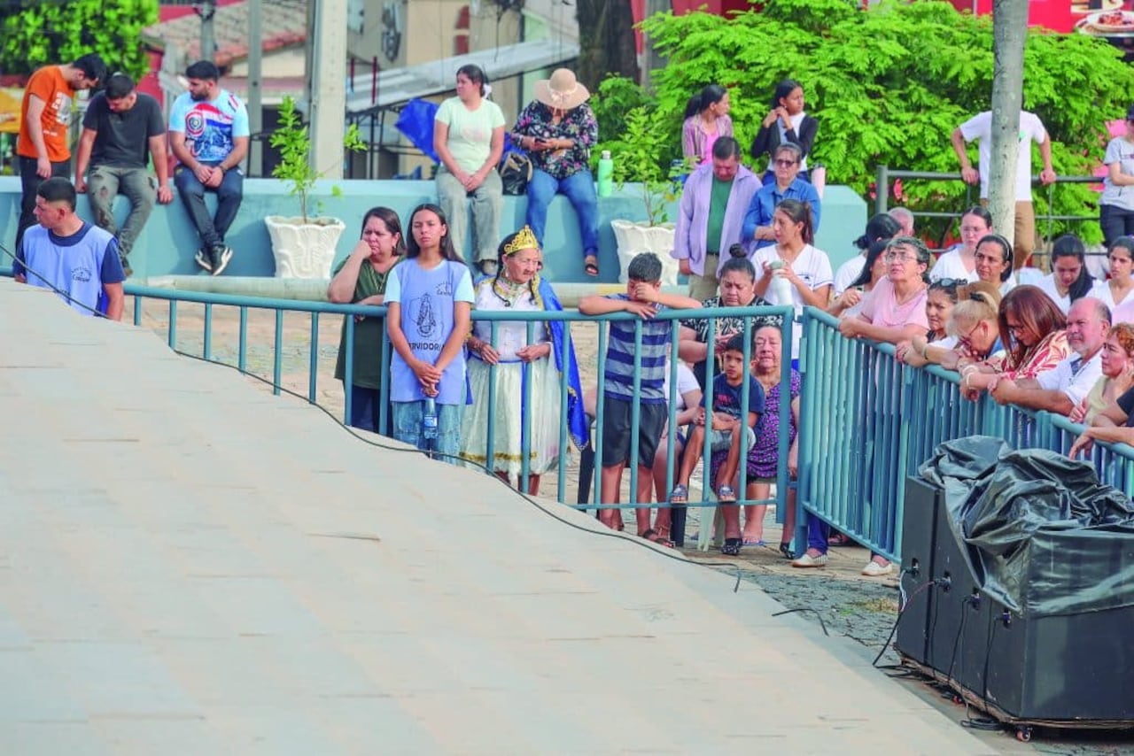 Por su característico atuendo, Leonarda resalta entre la multitud y los pobladores de Caacupé ya la conocen.