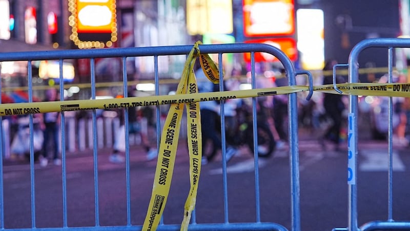 Una mujer de origen hispano apuñaló a dos personas en Times Square, una de las víctimas es vicepresidenta del Bank Of America.