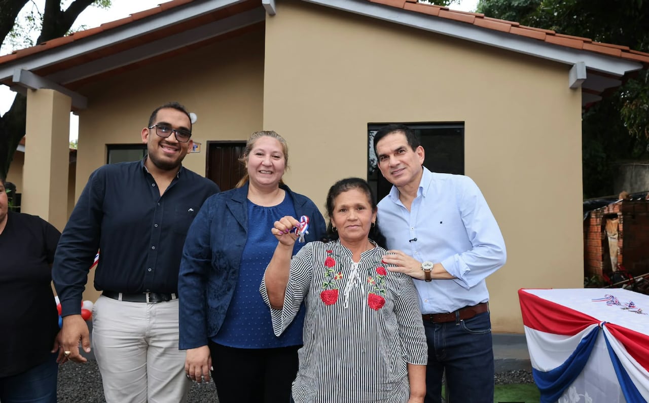 MUVH: Baruja encabeza entrega de 11 casas sociales