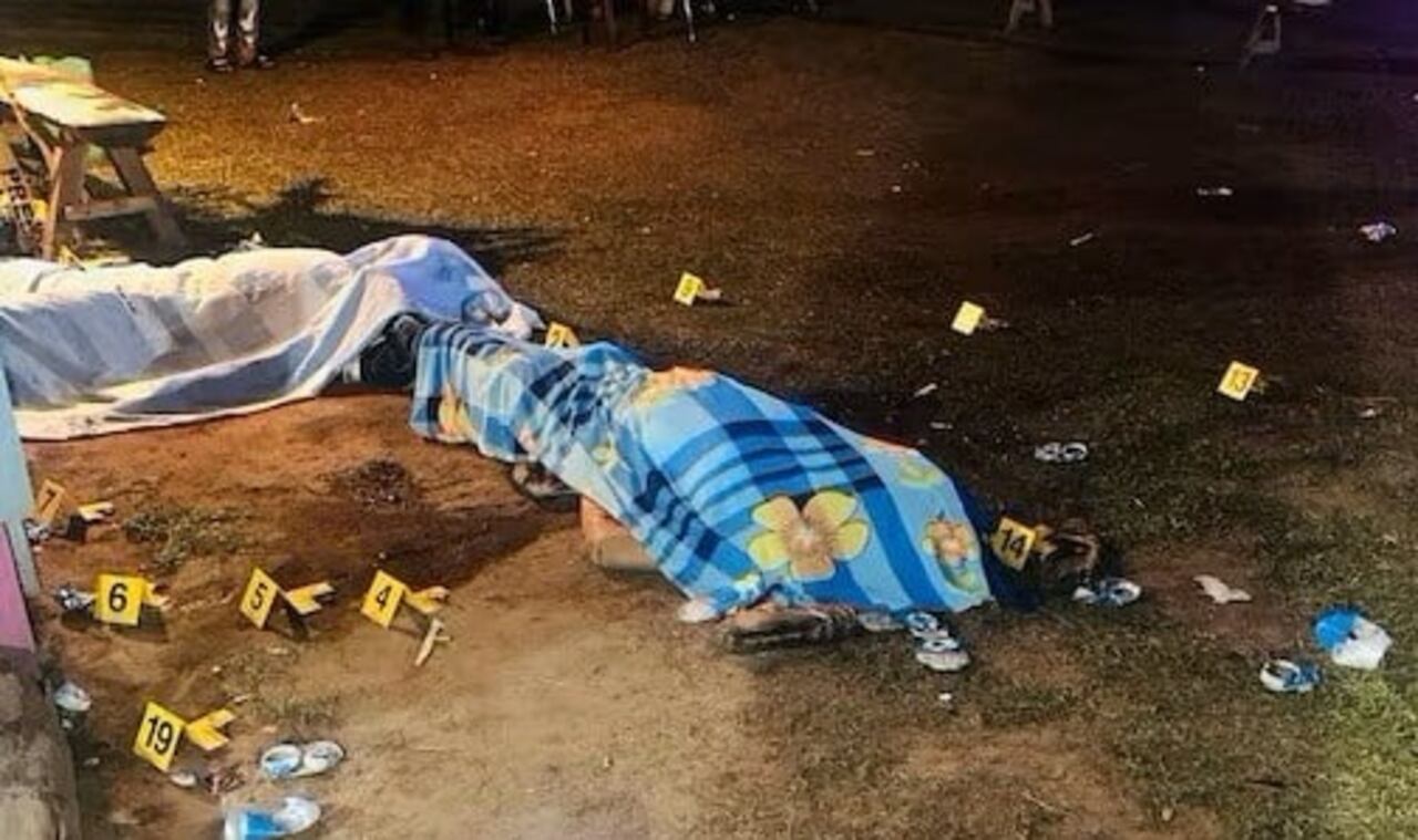 Los cuerpos de dos los atacados yacen rodeados de casquillos de bala. Gentileza.