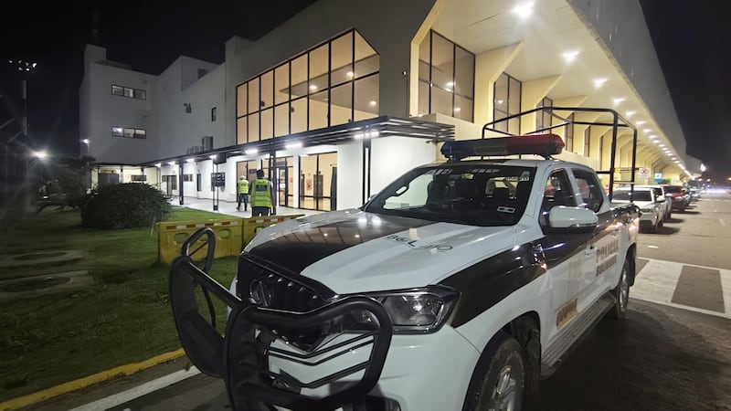 Integrantes de una unidad táctica de élite de la Policía de Bolivia custodian el aeropuerto internacional de Viru Viru este miércoles, en Santa Cruz (Bolivia). El fiscal general de Bolivia, Roger Mariaca, fue aprehendido supuestamente de forma "ilegal" en la región oriental de Santa Cruz por motivos que por ahora se desconocen, informó el Ministerio Público que también denunció una intervención policial en su sede en la ciudad sureña de Sucre, la capital constitucional del país.