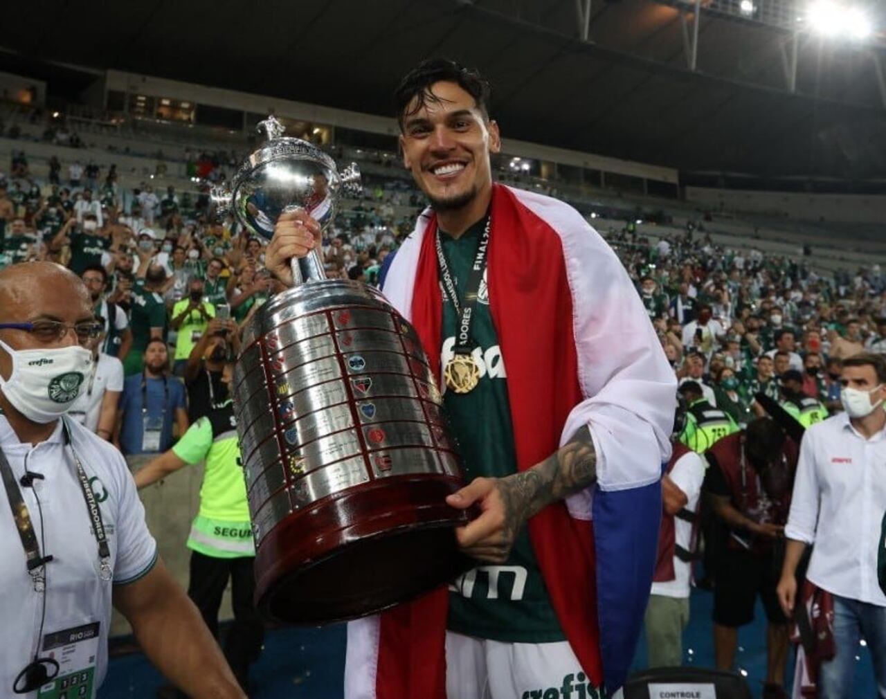 Gustavo Gómez con el trofeo más deseado por todos en Sudamérica.