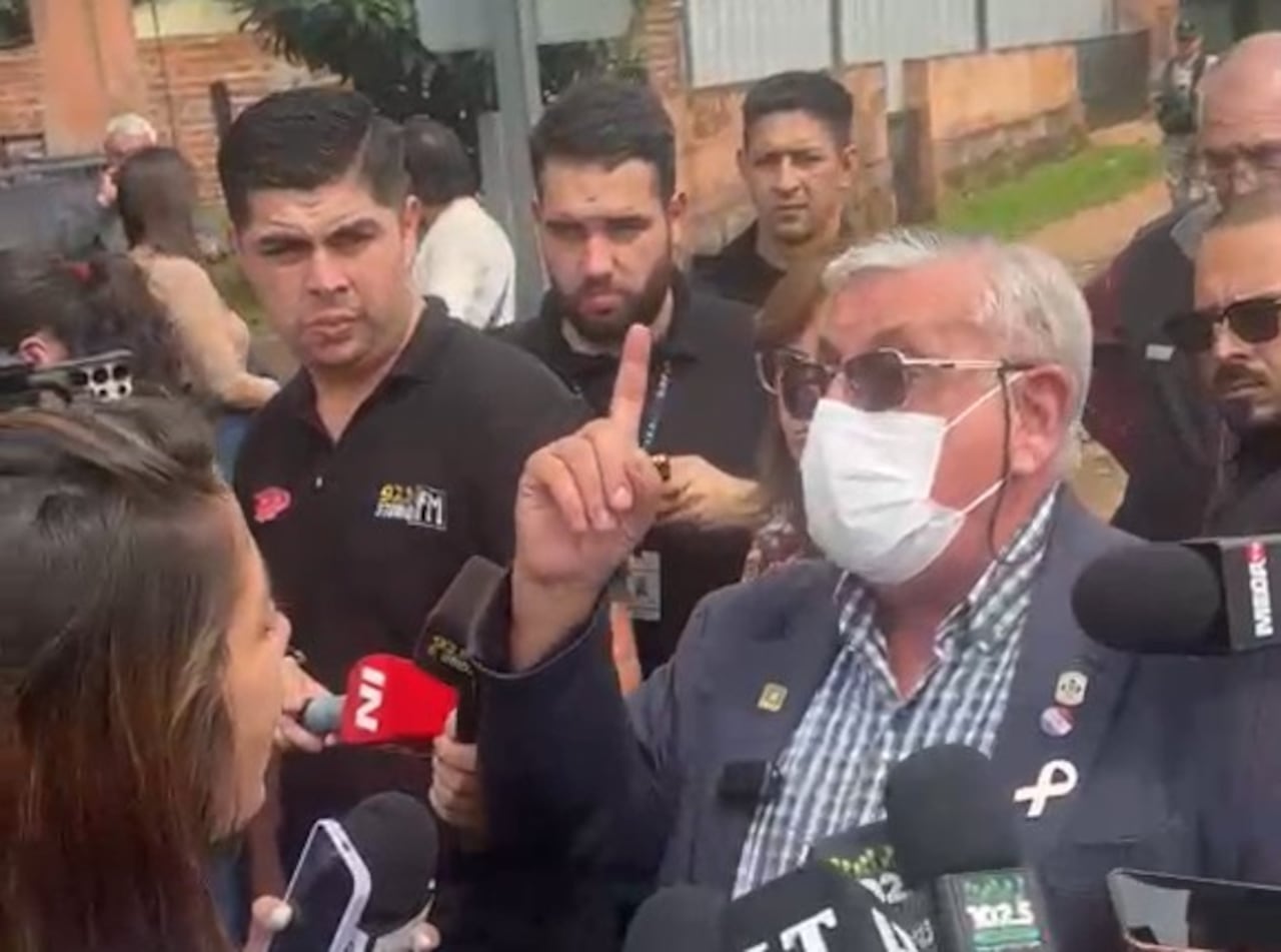 El ministro de salud, Isaías Fretes, fue abordado por bioquímicos que realizan una huelga nacional, durante su visita al Hospital General de Itapúa (HGI), la tarde de hoy.