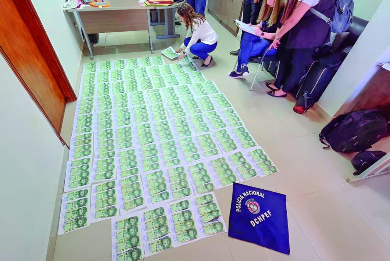 Los billetes marcados se ven en el piso de la oficina del abogado detenido.