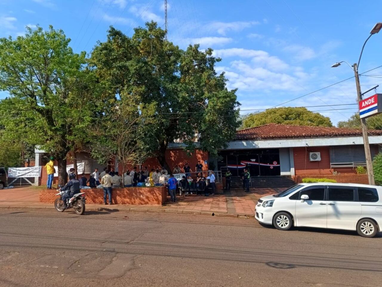 Funcionarios concentrados frente al local de la ANDE, en Encarnación.