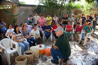 Luis López: el médico pediatra que sana a su ciudad como jardinero