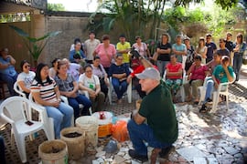 Luis López: el médico pediatra que sana a su ciudad como jardinero