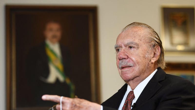 José Sarney , expresidente de Brasil. Fue hospitalizado por un cuadro de neumonía, confirmaron sus familiares.