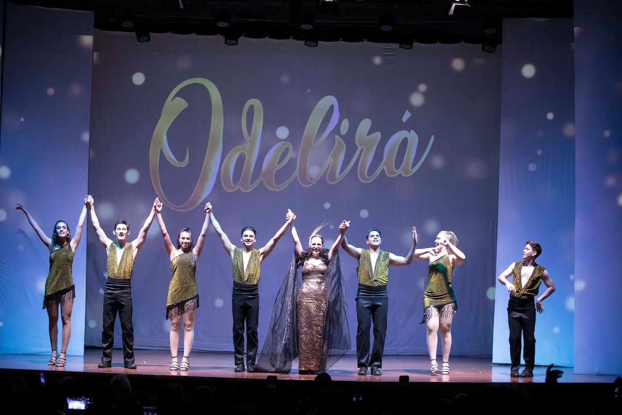 La comediante es acompañada por un elenco de bailarines en el espectáculo que está
presentando en el Teatro Latino.