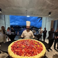 Diplomático se luce como chef pastelero en Miami