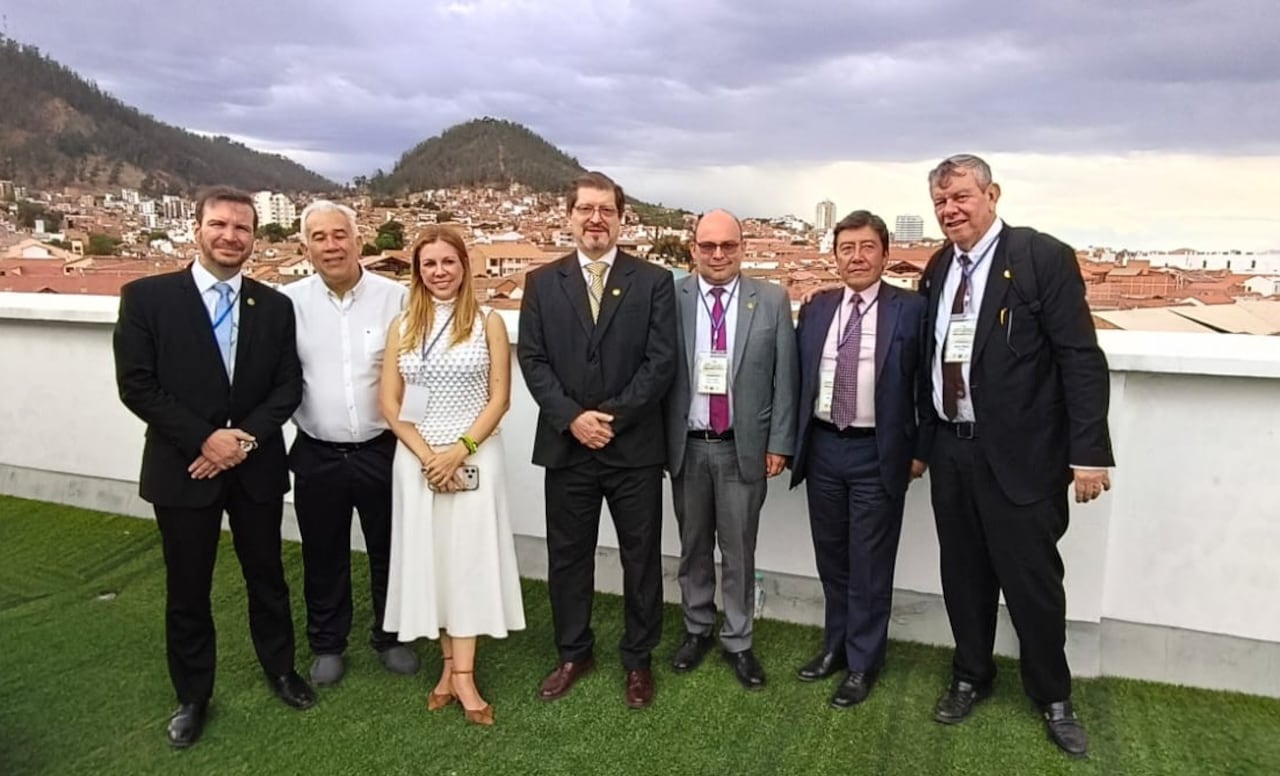 Comisión directiva de la AMJC electa durante el VIII Congreso celebrado en Sucre, Bolivia, del 22 al 24 de octubre 2026.