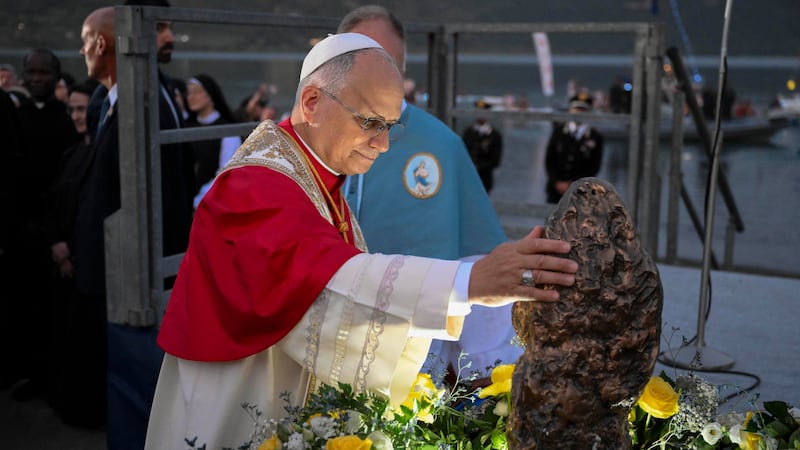 El papa León XIV participa de una procesión en honor a la Virgen del Lago, en Castel Gandolfo (Italia).