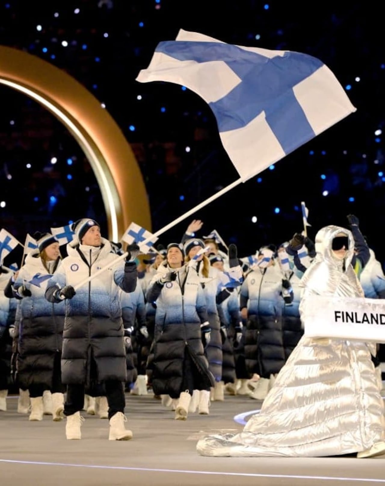 Un atleta de Finlandia luciendo su colorida indumentaria.