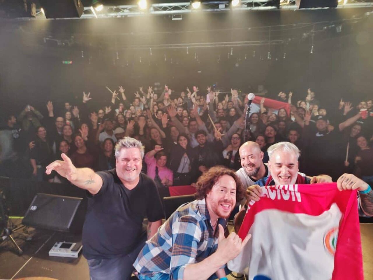 La clásica foto del grupo con el público, en lapresentación en Barcelona.
