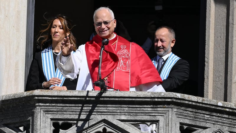 El papa León XIV, junto con los capitanes regentes de San Marino, Alice Mina y Vladimiro Selva, saluda a los fieles desde el balcón del Palacio Público de San Marino. (EFE)