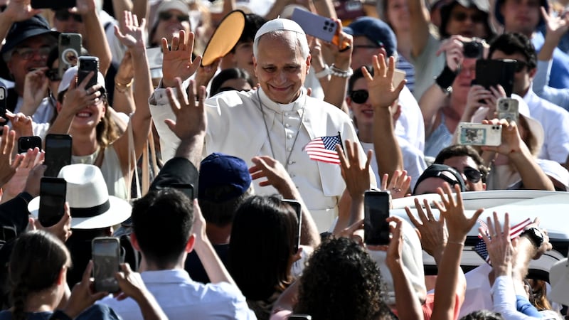 El Papa León XIV saluda a los fieles durante su audiencia general semanal en la Plaza de San Pedro, Ciudad del Vaticano.
