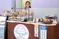 Flor pagó sus estudios vendiendo tortas y hoy lidera una exitosa pastelería en J. Augusto Saldívar