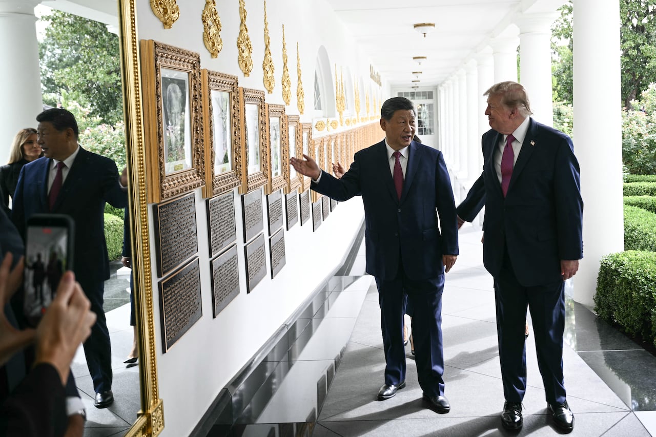 Los presidentes Xi Jinping (China) y Donald Trump (EE.UU.) recorren la galería de exmandatarios estadounidenses, ayer, en la Casa Blanca. (AFP)