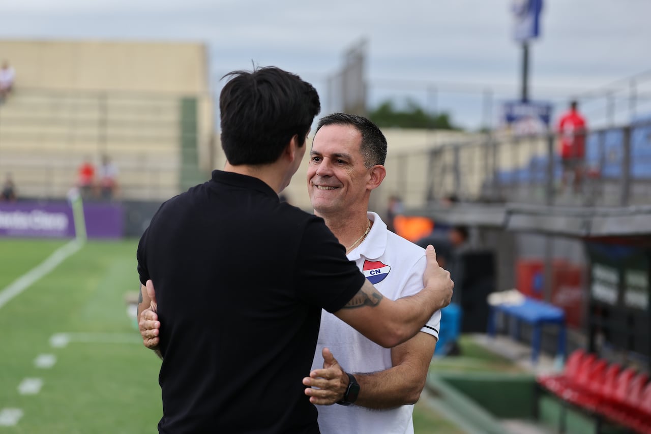 Saludo de adiestradores. Bernay por un lado y Arrúa por el otro, en la previa del partido