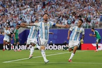 ¡Messi histórico! Triplete y récord mundialista