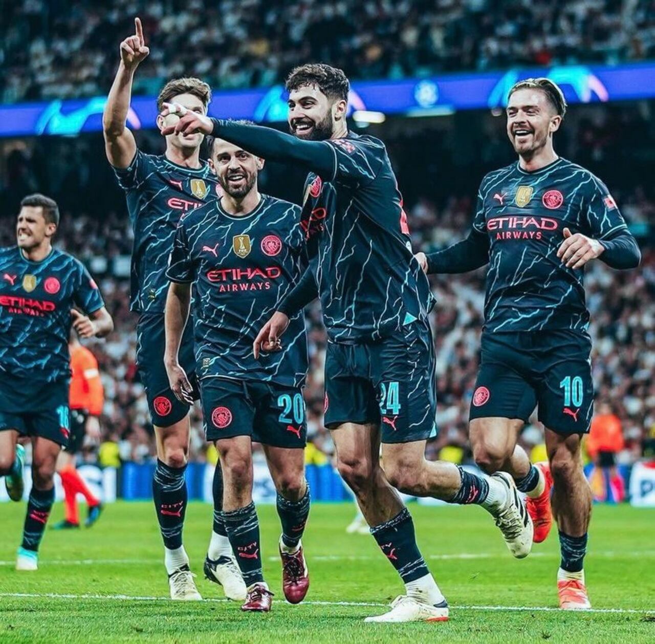 Gvardiol festejando con sus compañeros su primer gol en el conjunto ciudadanoFoto: Manchester City