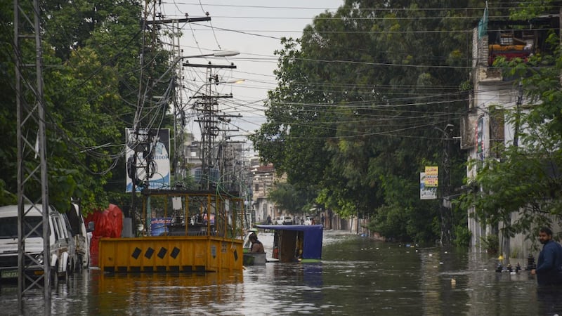 Una calle inundada de la localidad de Rawalpindi, Pakistán.