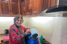 Amalia, desde hace 16 años, reparte desayunos a enfermos y presos