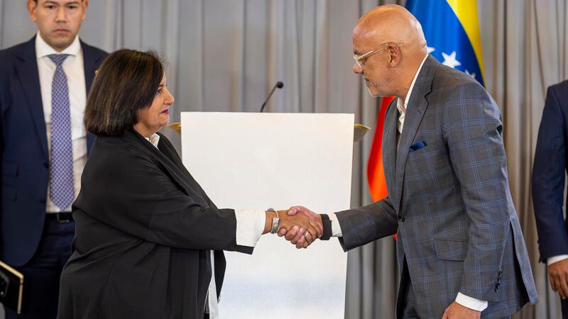 La exdiputada y expresidenta de la Asamblea Nacional de Venezuela (2015), Dinorah Figuera, y el presidente del Parlamento de Venezuela, Jorge Rodríguez, firman un documento en la última sesión de la mesa de diálogo, en Caracas (Venezuela). El chavismo y la oposición de Venezuela acordaron este miércoles renovar a todos los jueces que conforman el Tribunal Supremo de Justicia (TSJ), señalado de servir al Gobierno, como parte de los primeros acuerdos alcanzados en el primer ciclo de diálogo impulsado por Estados Unidos para una transición en el país caribeño.