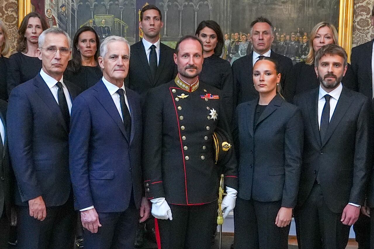 El nuevo rey de Noruega, Haakon VIII (centro) junto a la princesa Ingrid (d) y el primer ministro Jonas Store (i) durante la sesión del Consejo de Estado noruego. El juramento del próximo jefe de Estado será el 1 de septiembre. (EFE)