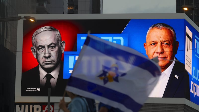 Los candidatos a primer ministro Benjamin Netanyahu (i) Gadi Eisenkot (d),