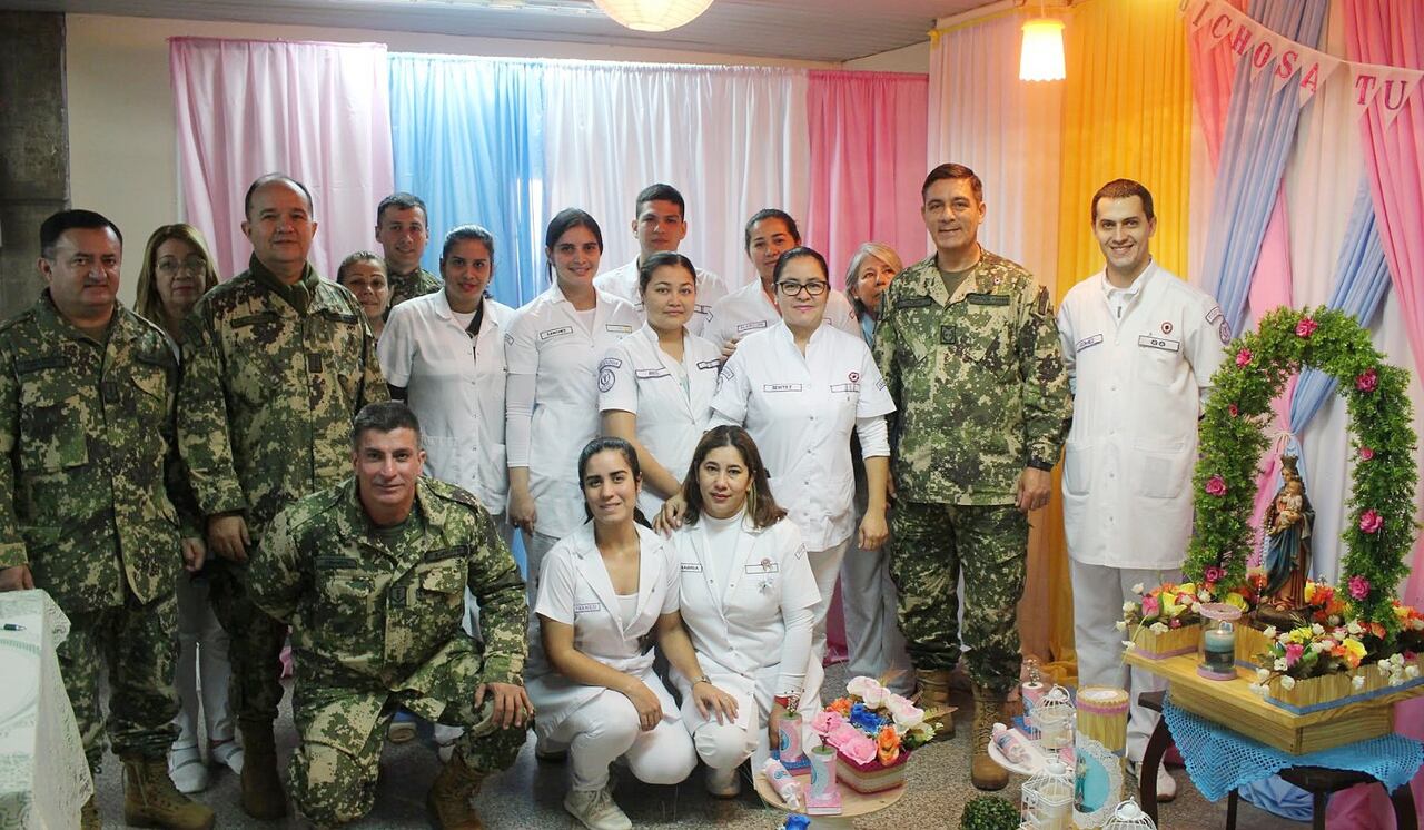 La científica y teniente Katterine Ríos, rodeada de personal médico y militar en Paraguay.