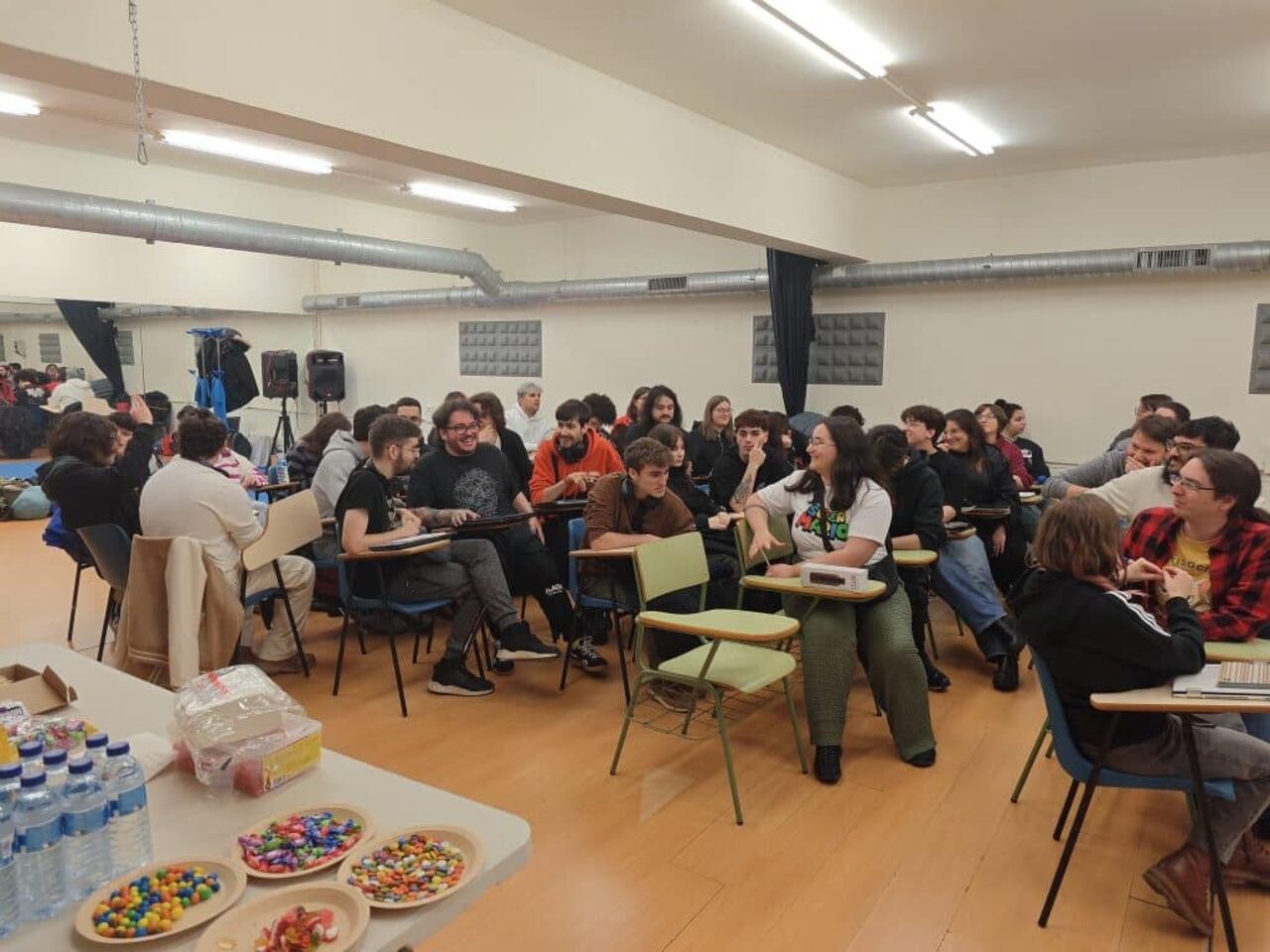 La Global Game Jam es una de las actividades decreación de videojuegos más grandes del mundo,que se desarrolla de manera simultánea en cientosde países. Foto: GGJ de Pontevedra, España.